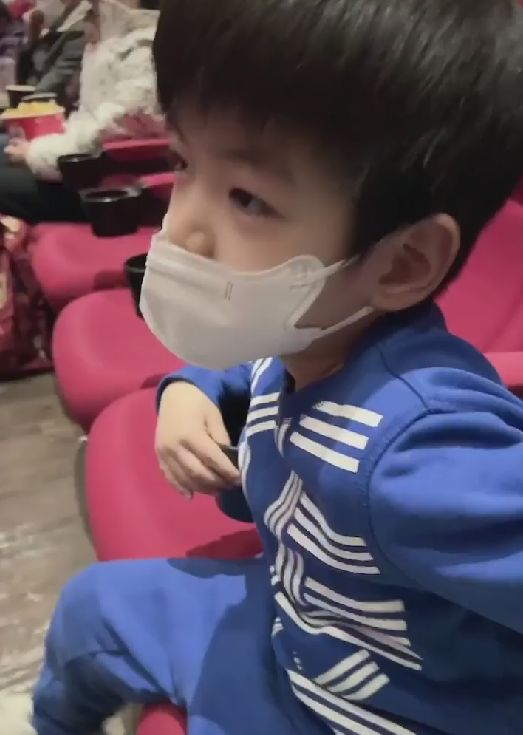 何超云|陈妍希带儿子看《流浪地球2》,小星星声音软萌,长相酷似王俊凯