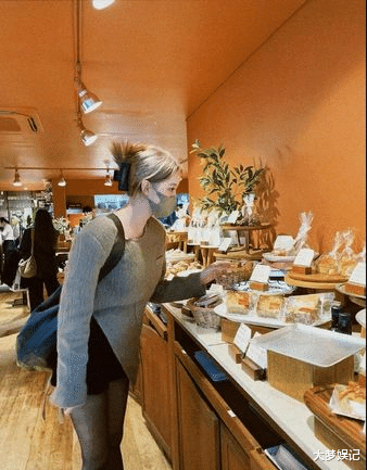 欧阳娜娜|欧阳娜娜“下半身只穿黑丝”买麵包!被抓包P图,柜子都歪了