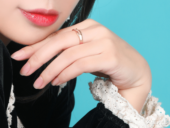 菠菜 她只看脸是不错 其他地方呢？