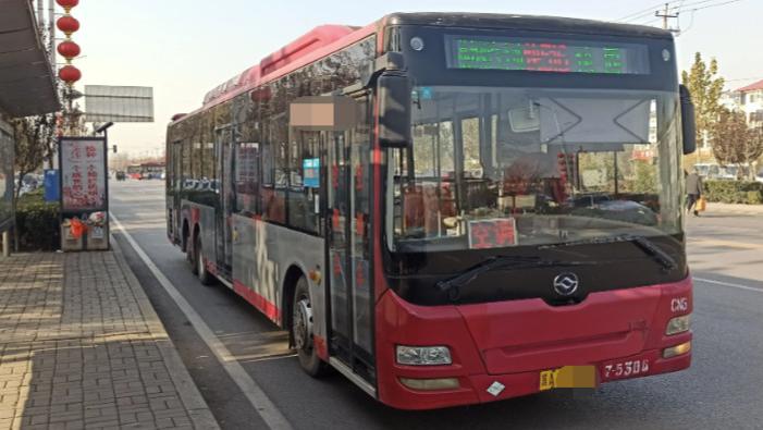河北石家庄，公交车被轿车别车，司机急刹车乘客摔倒