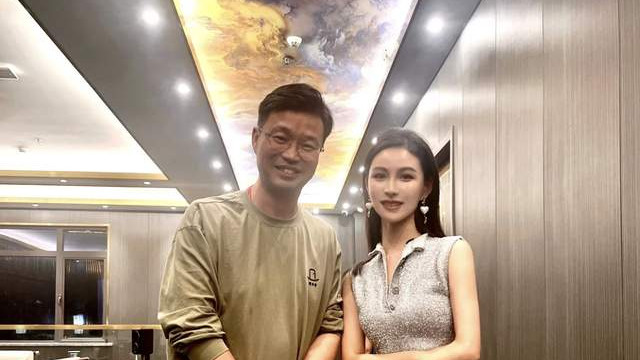 |王迅与美女富婆聚餐，豪宅内金碧辉煌似五星酒店，不见小17岁娇妻