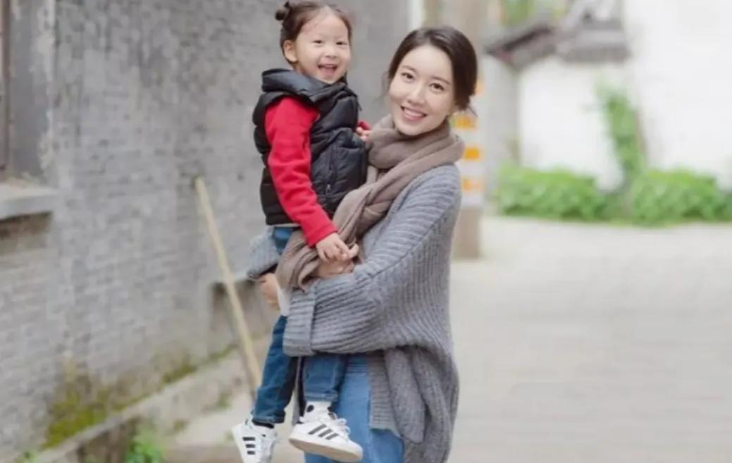 高露|高露，为了爱情放弃事业，嫁给圈外人丈夫，如今儿女双全太过幸福