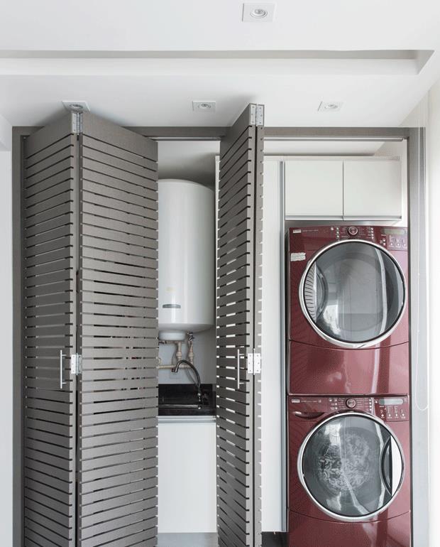 阳台上,挂着开发商送的热水器,全小区都拆了,免费的,我就不拆