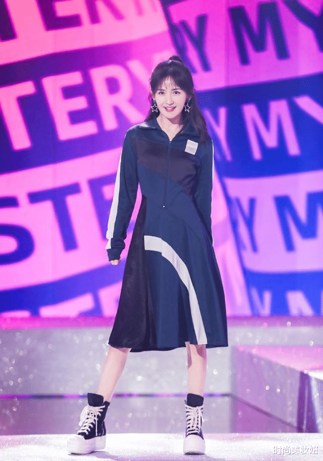 粉色 谢娜越来越会打扮了,穿粉色小香风扎马尾,高级洋气又减龄