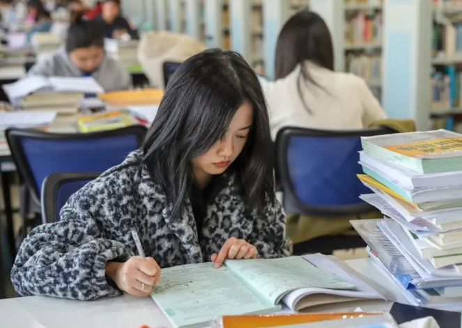 大学生|这些数据告诉你,读研究生3年,哪些专业对考公务员更有帮助?