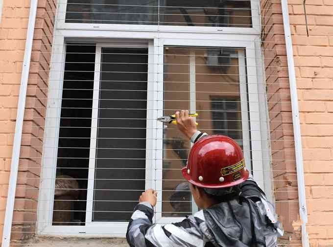 邻居家把防盗窗装在窗户内侧,防盗性能更好,物业无话可说!