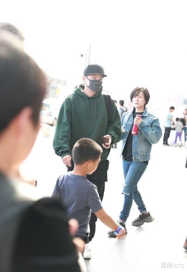 郭京飞|郭京飞罕见携妻走机场，妻子打扮朴素却很贤惠，和陆毅妻子一个样