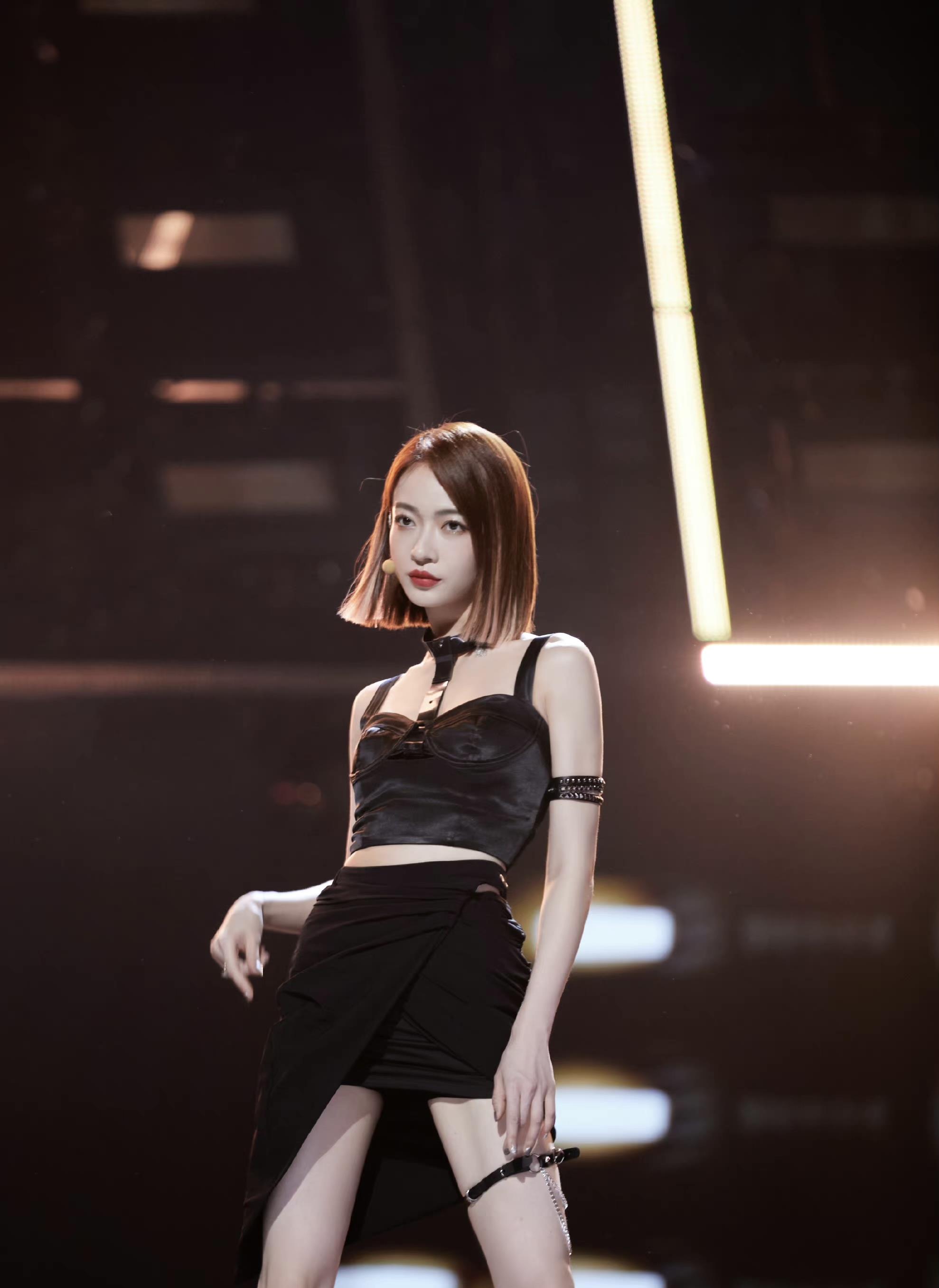 姐姐|乘风破浪成团夜，造型师审美上线，除了芭比粉其他造型原地封神