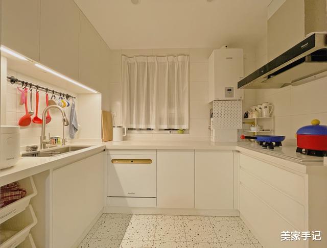 坚持断舍离的二胎妈妈,不买沙发茶几,将96㎡小家装修得“空无一物”,太漂亮了