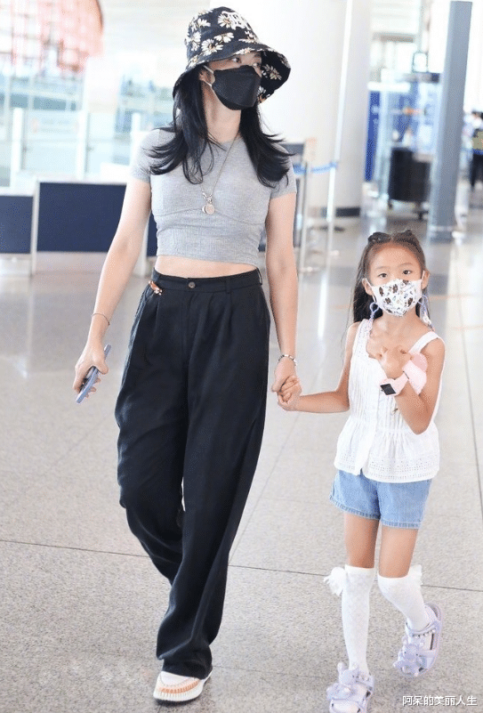 姚晨|姚晨晒女儿近照,5岁小茉莉染上粉发穿上牛仔裤,摇滚范十足