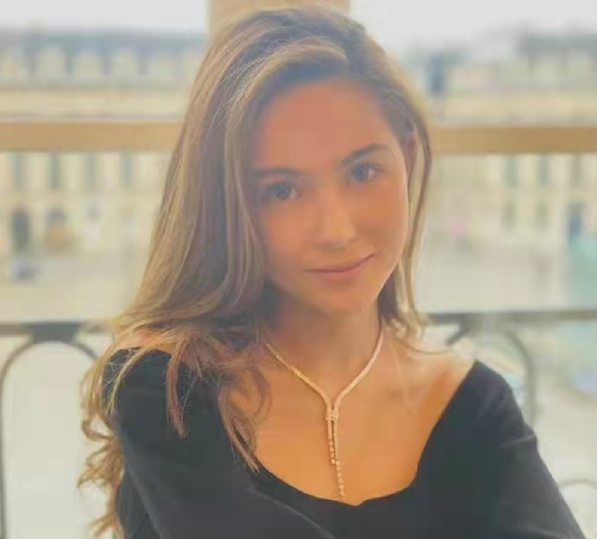 昆凌|天王嫂昆凌挺过7年之痒！周杰伦晒合影高调表白，她穿小黑裙超美