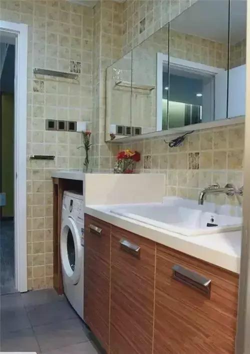 洗衣机放这里方便又不占地儿，一般人根本想不到