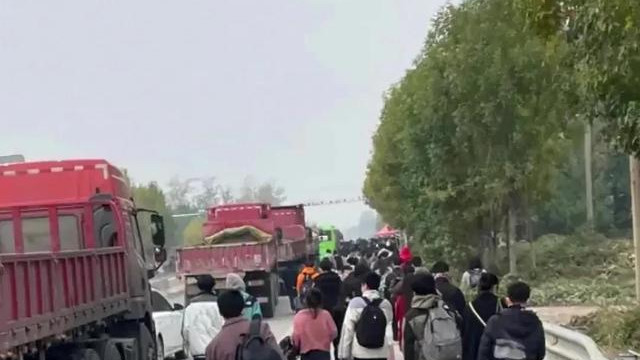 货车拉人这事多感人？司机明知不可为而为之！