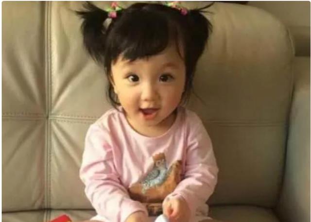 参观张丹峰住的豪宅,家里装修普通,生活过得很平淡