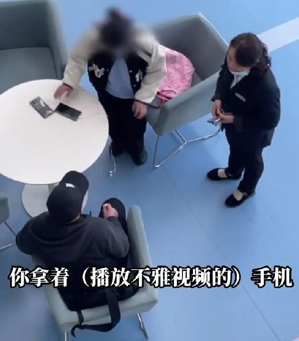 江苏一男子在大学图书馆看不雅视频,骚扰女学生,被当众怒斥