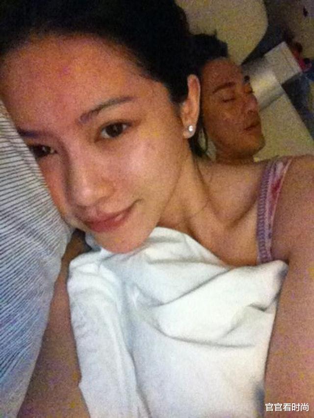 林峰|潘霜霜穿中空装扭腰跳舞：空间狭窄环境简陋，林峰知道吗？