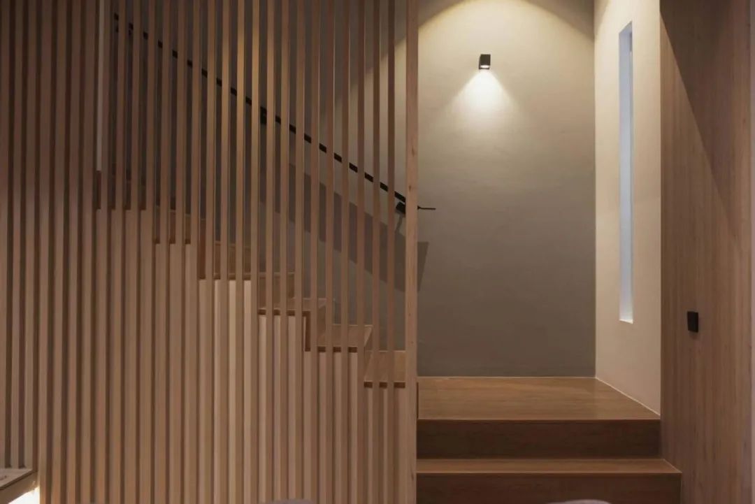 住顶楼西晒户型,阳台不用玻璃封改用网格板,通风凉快住着快活!