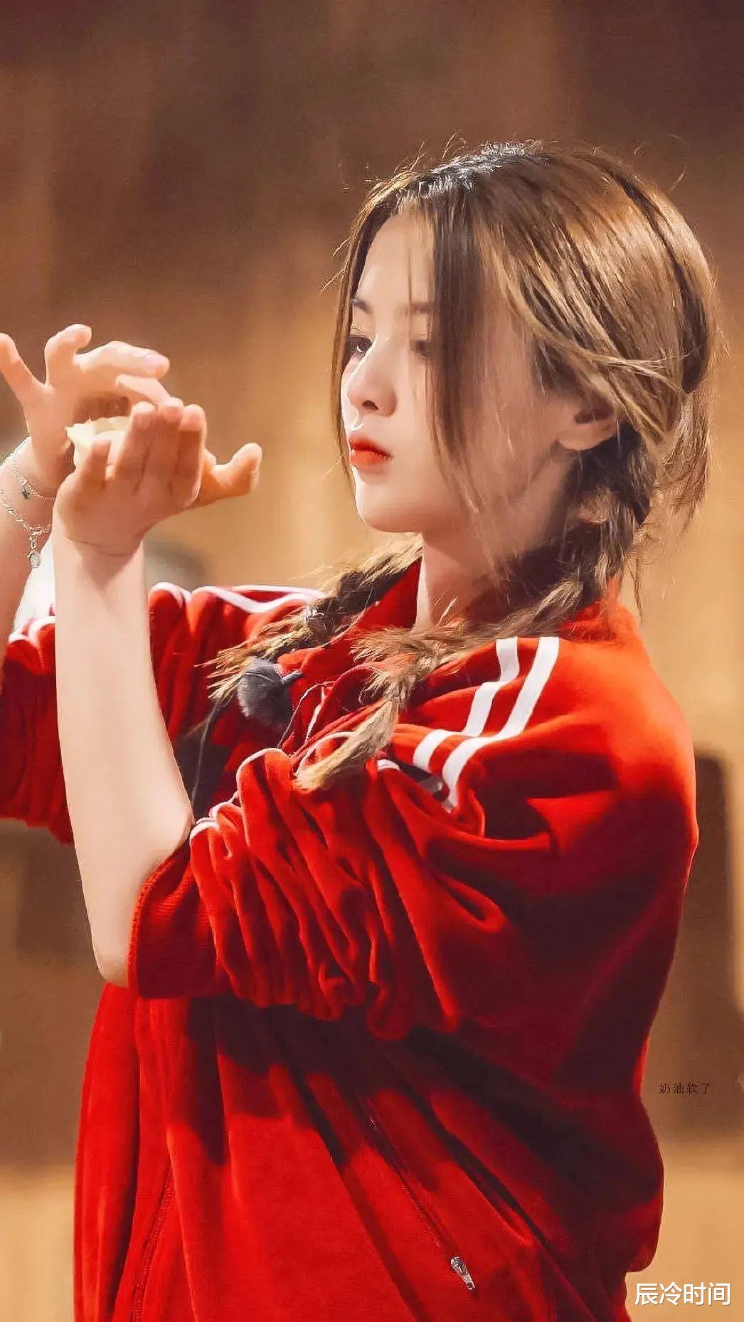 杨超越|从缝纫工到背靠港娱大佬享顶配资源,杨超越的成功玄学仅四个字