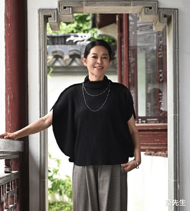 倪萍|瘦到认不出！63岁倪萍罕见露面，五官变化大，被质疑整容整大了