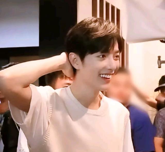 肖战|肖战登顶都市剧一周最佳表现角色top1,顾魏一家三口同框好甜蜜!