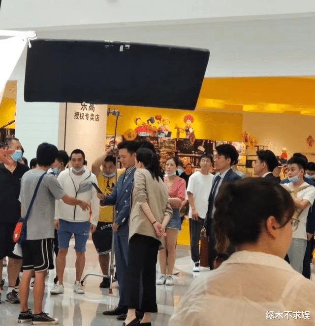 秦岚|43岁秦岚新剧路透生图,迷之角度也美,3位男演员状态令人感慨