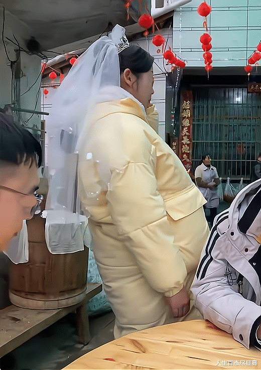 新娘肚子大了无人理,男子埋头玩手机,知情人:3万彩礼都不想给