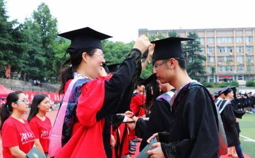 大学|大学毕业生:今年“太惨了”!网友:更惨的可能还在后头