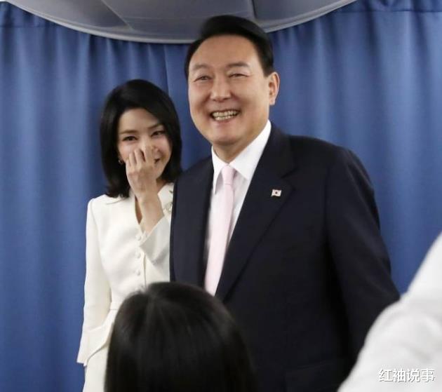韩国|韩国第一夫人脸垮了,脸蛋成功抢镜了,根本扛不住外媒高清镜头