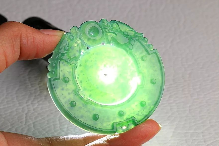 翡翠|小伙3000拿下的翡翠原石,一刀切开冰种带晴底,价值瞬间暴涨!