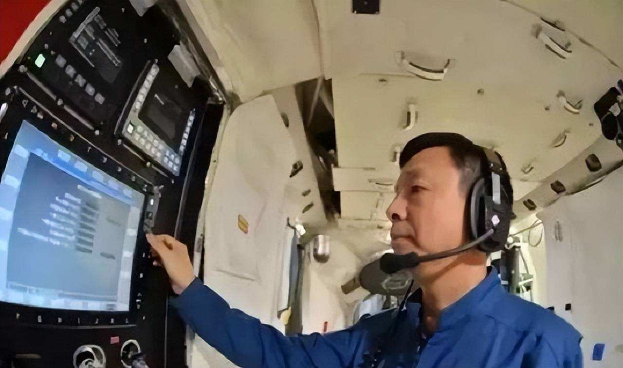 中国年龄最大的航天员—邓清明神舟十五号圆梦太空,56岁不服输!