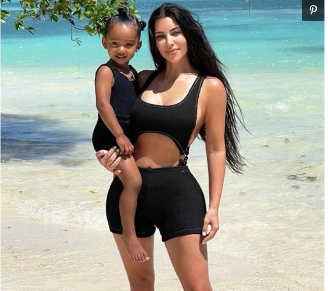 金·卡戴珊|卡戴珊与凯莉共办派对为女儿们庆生，表面和睦，定制气球墙暗藏心机