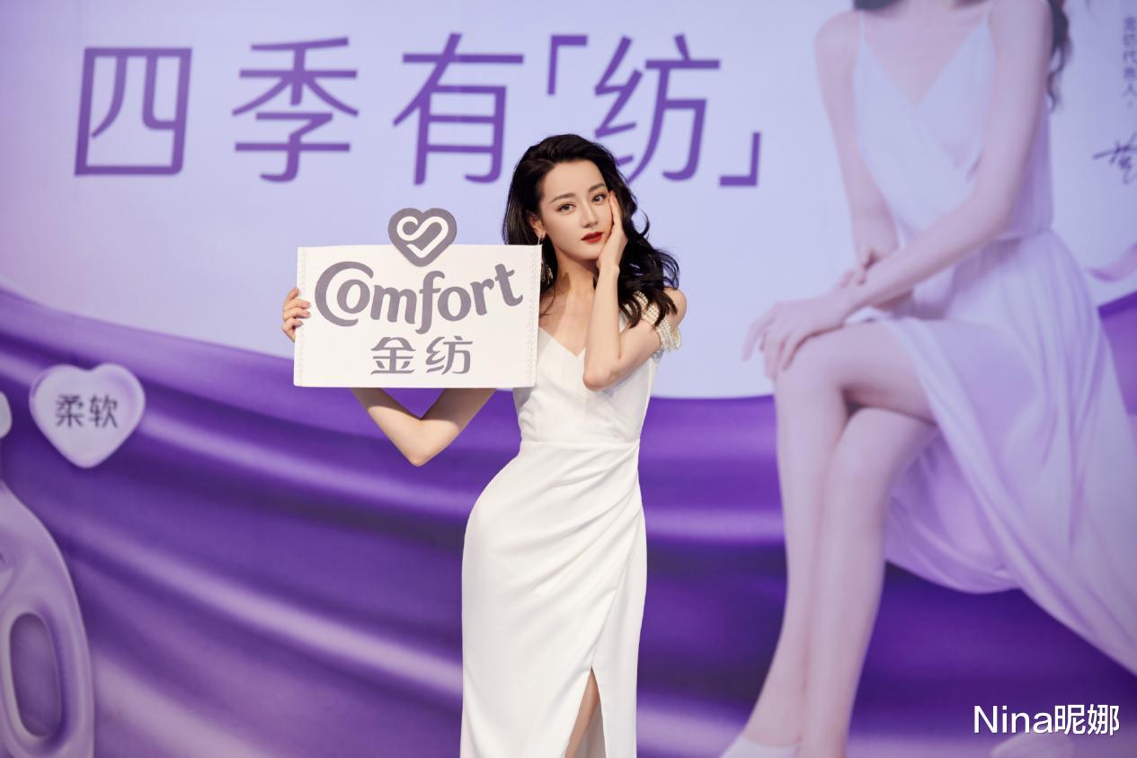 迪丽热巴 迪丽热巴直播真拼，吃鲱鱼罐头不嫌臭，穿牛仔夹克涂红唇唠嗑好美