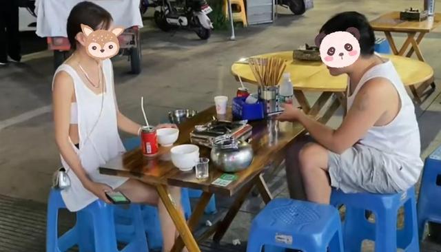 男子约到女神一起吃饭,却不料女神在饭桌下,偷偷和别人聊得火热
