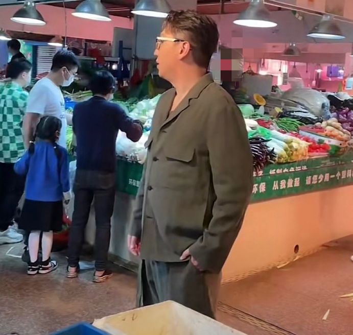 杨丞琳|浙江温岭：杨丞琳市场拍节目，皮肤光滑有少女感，“看上去像25”