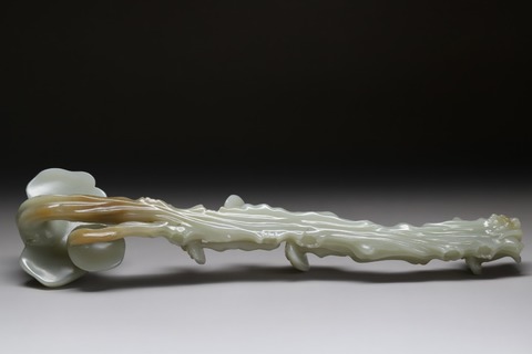 和田玉籽料|回流 舊藏和田玉籽料“灵芝玉如意”摆件 .