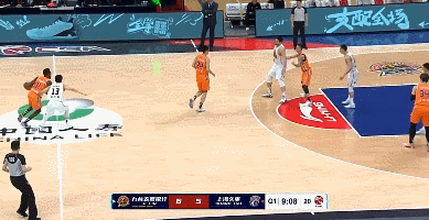 疯狂|太凶悍！CBA球星开场3分钟2犯，仍敢疯狂撕咬，逼迫对手回场违例