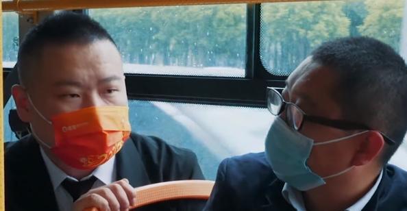 岳云鹏|岳云鹏在综艺里的表现：笑别人身高，说素人工作十年还坐公交