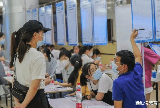 泰州|985毕业生月薪4000引争议，不料入职后又降30%，关键还有看笑话的