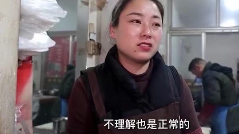 33岁女子卖饼12年给弟弟买房,至今未成家,面对网友质疑坦然面对