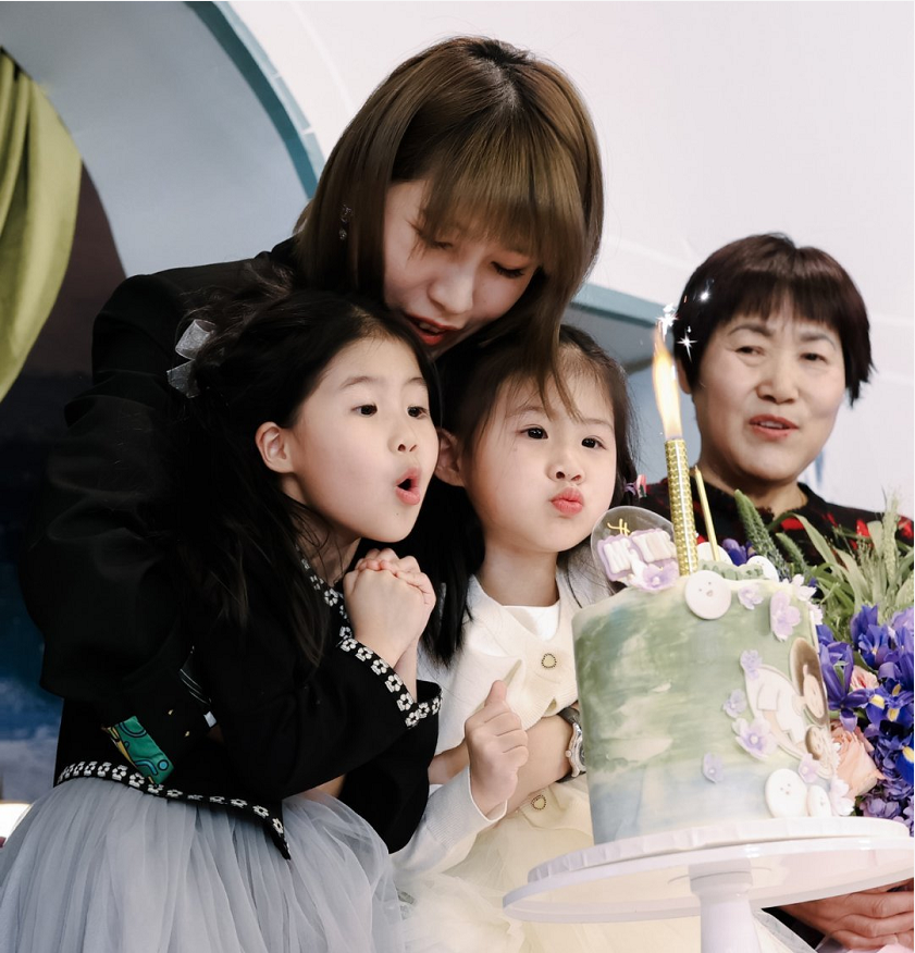 周云|幸福！前国脚一家五口合体，2女1子如复制粘贴，30岁妻子青春貌美