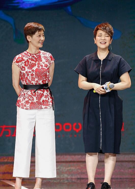 穿衣搭配 徐帆和陈小艺同样是短发气质却差很大,一个俗一个飒,穿搭很重要