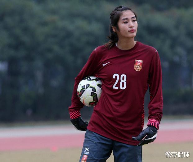 赵丽娜|恭喜中国女足！31岁国脚登杂志封面，因挺胸照爆红，至今还是单身