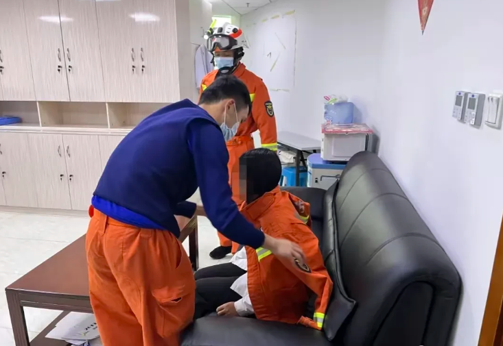 跳楼女孩怕砸到人报警求疏散人群,疑因善良遭受委屈,想不开轻生