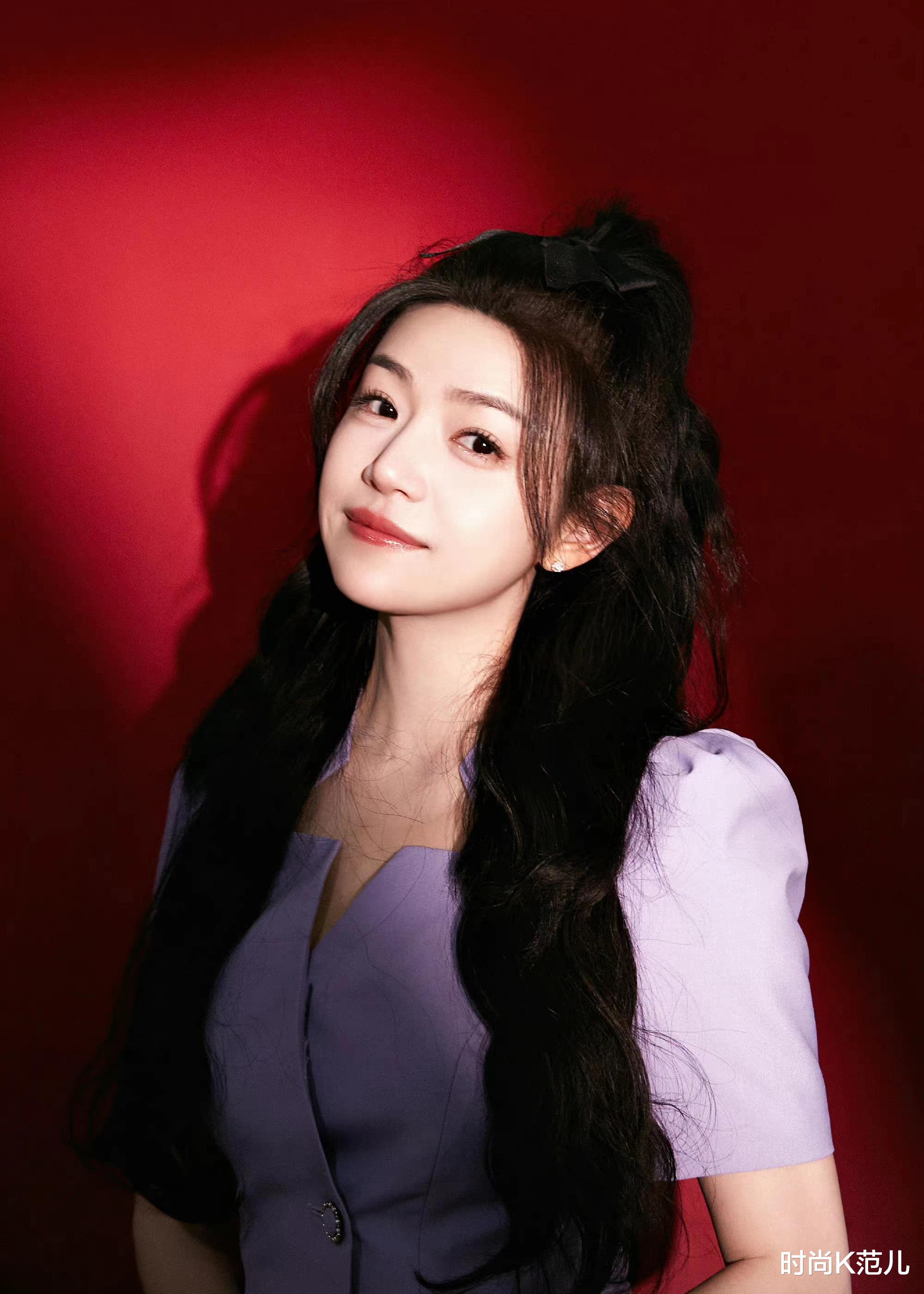 女孩 陈妍希登台献唱,穿香芋紫不规则西装裙,半扎马尾气质减龄!