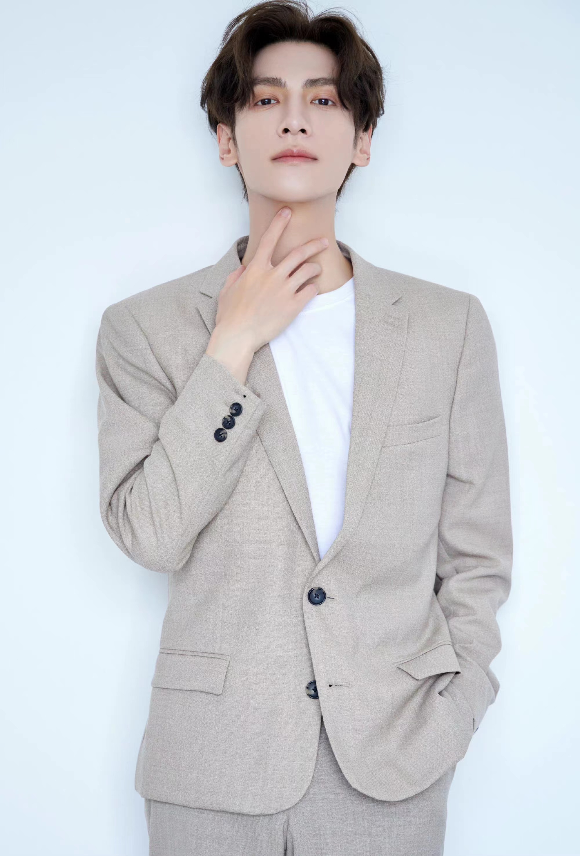 程潇|头大肩窄、小短腿、双下巴赘肉,没修图的男明星真是没眼看