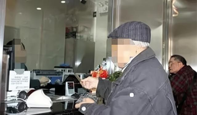 案例:58岁大妈痴迷男网友,一年转账20万,丈夫将其扔入粪坑淹死