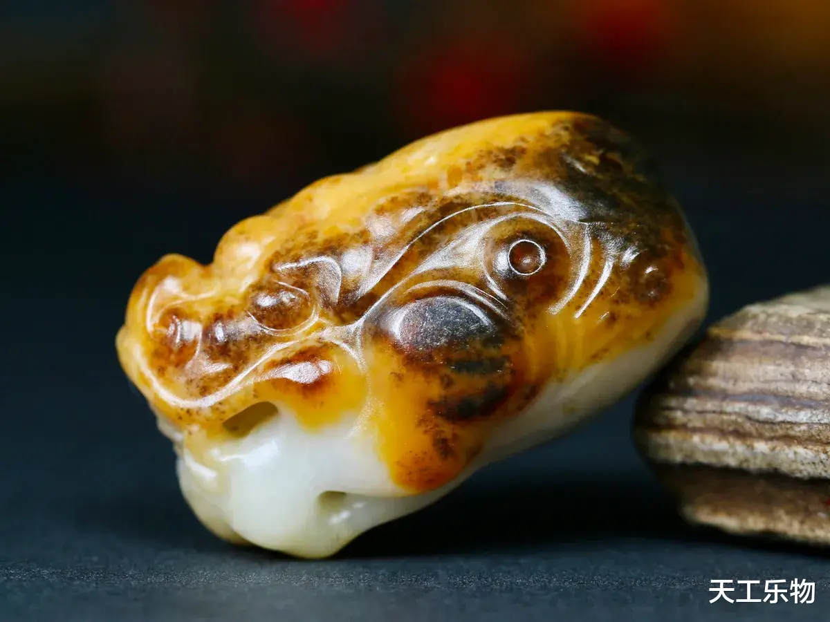 |破石头还是和田玉?虎皮鸡骨白籽料巧雕“玉龙首”!
