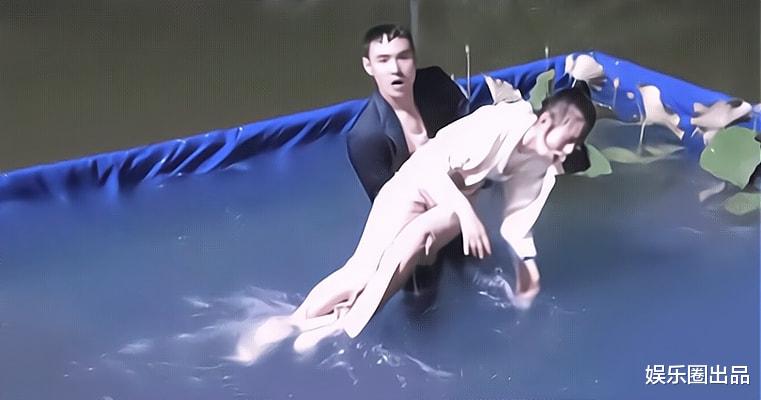 宋祖儿|宋祖儿片场工作照火了，和男明星在水中拍戏，脸部表情引起热议