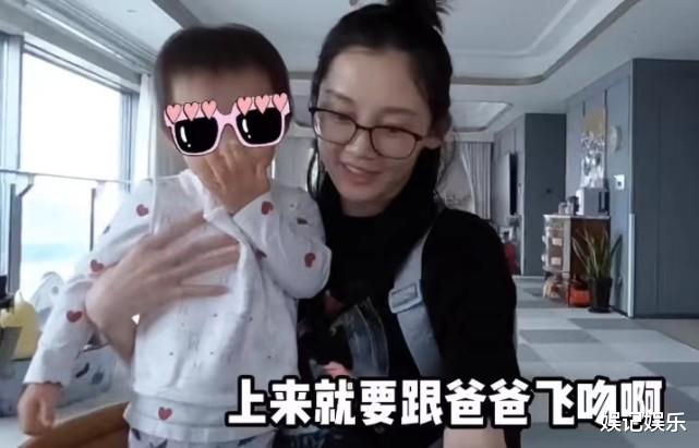 苗苗|苗苗坐月子期间晒娃,女儿梳着洋葱头,皮肤白皙单眼皮抢镜
