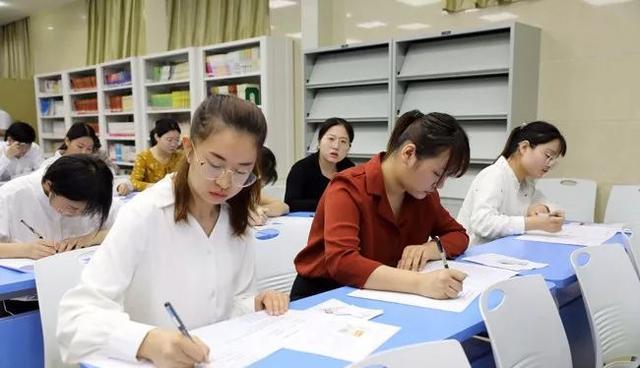 教师|教师行业迎来“新标准”,入职门槛提升后,师范生表示上岸更难了